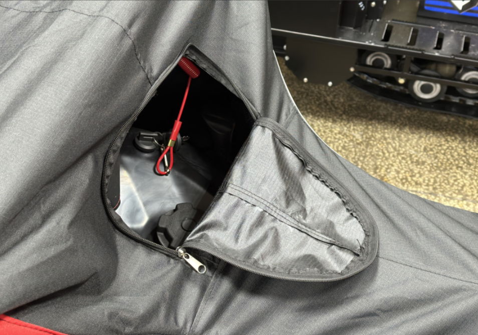 Чехол транспорт. снегохода IKUDZO HUNTER черно-красный Оксфорд ПРЕМИУМ качества с лого IKUDZO в Королёве