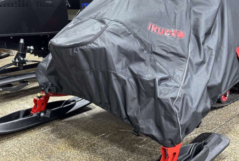 Чехол транспорт. снегохода IKUDZO HUNTER черно-красный Оксфорд ПРЕМИУМ качества с лого IKUDZO в Королёве